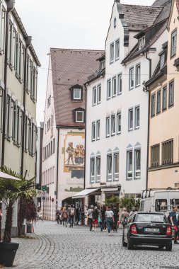 Kempten, Almanya - 3 Ağustos 2020: yayalar şehir merkezinde sokakta maske takmıyor