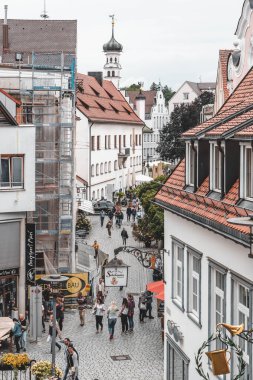 Kempten, Almanya - 3 Ağustos 2020: yayalar şehir merkezinde sokakta maske takmıyor