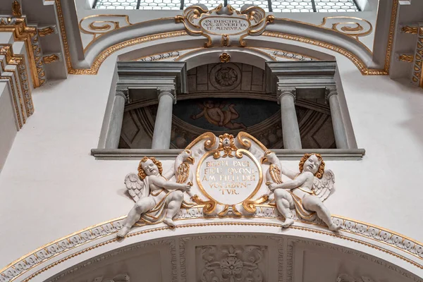 德国肯普腾圣劳伦斯大教堂拉丁文镀金天使托板 — 图库照片