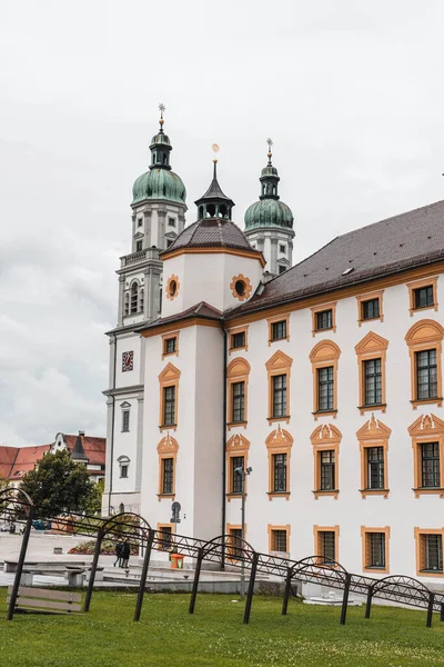 Kempten, Německo - 3. srpna 2020: Pohled na baziliku sv. Lorenze a knížecí obyvatele — Stock fotografie