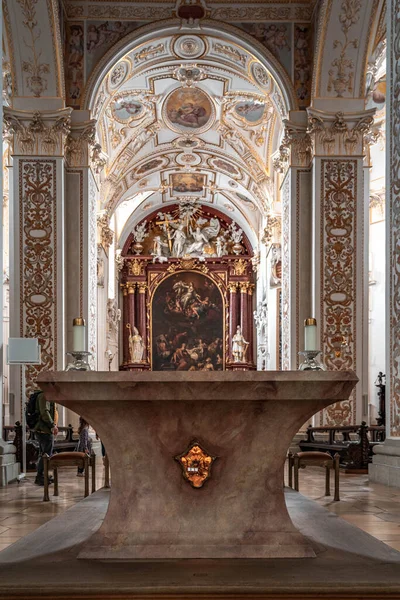 Kempten, Allemagne - 3 août 2020 : Vue sur l'autel de la basilique Saint-Laurent — Photo