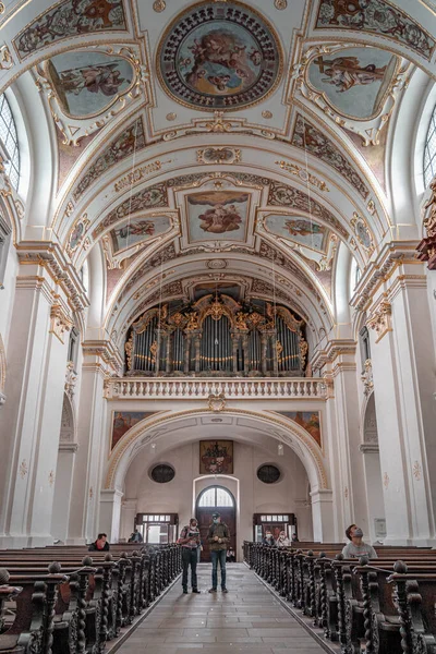 Кемптен, Германия - 3 августа 2020 года: Туристы носят маску для шабаша в базилике Святого Лаврентия — стоковое фото
