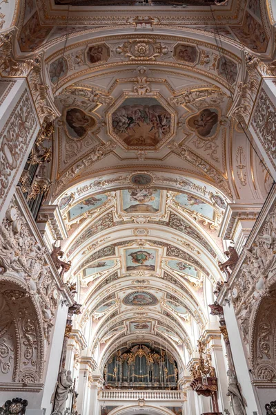 Vista mural do teto da passagem da Basílica de São Lourenço em Kempten Alemanha — Fotografia de Stock