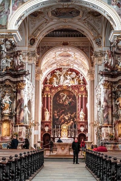Kempten, Allemagne - 3 août 2020 : Vue sur l'autel du passage de la basilique Saint-Laurent — Photo