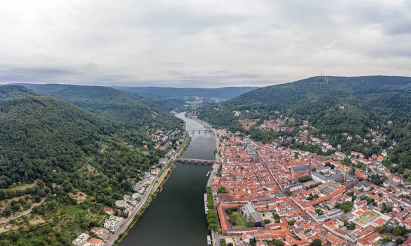 Zdjęcie drona z Heidelbergu w zachmurzeniu u podnóża góry Konigstuhl — Zdjęcie stockowe