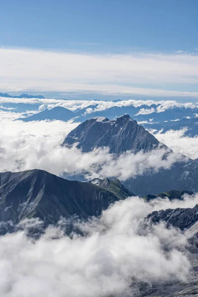 Pohled na zasněžené hory v létě z vrcholu Německa Zugspitze — Stock fotografie