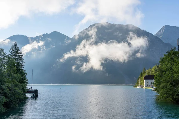 Plansee Gölü dağ manzaralı Avusturya 'da yaz sabahı sisli — Stok fotoğraf