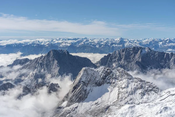 Neve vista montagna in estate dalla cima della Germania Zugspitze punto di vista — Foto Stock
