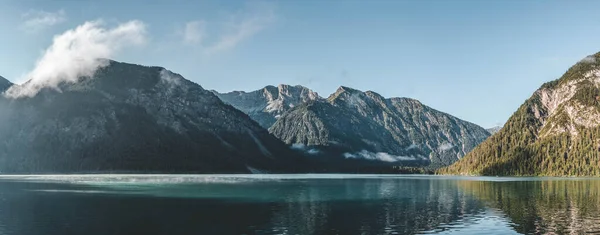 Vista panorámica del lago Plansee por el pico de la montaña en Austria verano — Foto de Stock