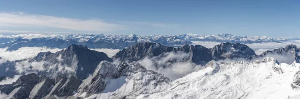 Panorama pohled na zasněžené hory v létě z vrcholu Německa Zugspitze — Stock fotografie