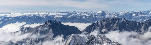 Panorama pohled na zasněžené pohoří v létě z vrcholu Německa Zugspitze — Stock fotografie