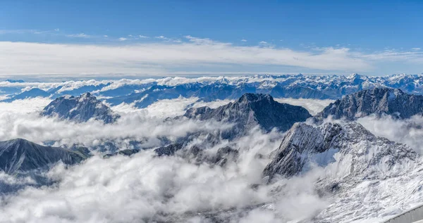 Сніговий краєвид влітку з вершини Німеччини Zugspitze view point. — стокове фото