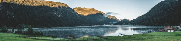 Vista panorâmica do Lago Haldensee na hora da manhã na Áustria — Fotografia de Stock