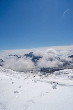 Zugspitze 'nin aşağısında kar yamacında Almanya' nın tepesinde yaz güneşli mavi gökyüzünde
