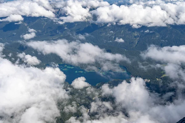 Vista Eibsee dalla funivia Zugspitze con nuvole di nebbia mattutine in Germania — Foto Stock