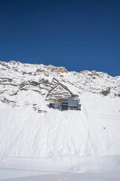 ドイツのツグスピッツ- 2020年8月5日:夏の雪の中で頂上以下のSchnefernerhaus機関 — ストック写真