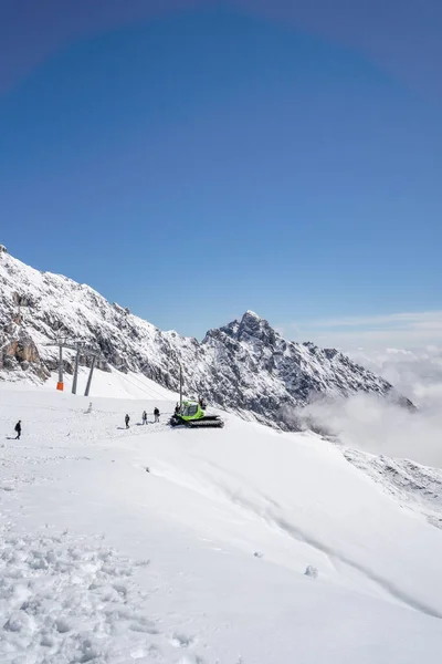 Zugspitze, Germany - Aug 5, 2020: Snow bulldozer below the summit at Sonnalpin — Stock Photo, Image