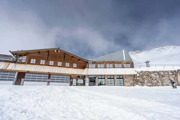 ドイツ・ツグスピッツ2020年8月5日:夏の雪の山頂下の氷河駅 — ストック写真