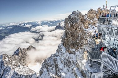 Zugspitze, Almanya - 5 Ağustos 2020: Snowy Zugspitze 'deki gözlem kulesinde turistler