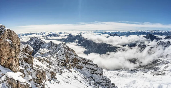 Śnieżnobiały alpejski pasmo górskie w okresie letnim na Zugspitze, szczyt Niemiec — Zdjęcie stockowe