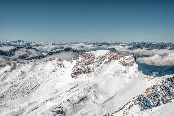 Gama de montanhas alpinas branca nevada na hora de verão em Zugspitze, no topo da Alemanha — Fotografia de Stock