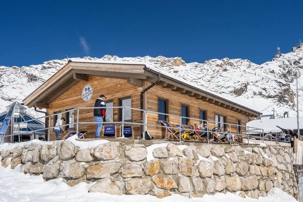 Zugspitze, Germania - 5 agosto 2020: maschera di abbigliamento turistico a sonnalpin nella neve estiva — Foto Stock