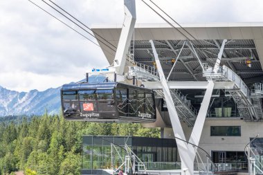 Grainau, Almanya - Zugspitze teleferiği Almanya 'nın tepesine doğru gidiyor