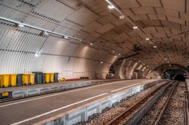 Almanya 'nın tepesindeki Zugspitze' deki Cogwhell tren istasyonu.