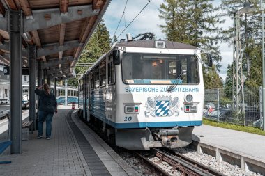 Zugspitze, Almanya - 5 Ağustos 2020: Eibsee tren istasyonunda buzullu dişli tren