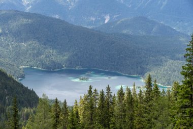 Zugspitze 'nin aşağısındaki Riffelriss buzulundan Eibsee Gölü manzarası