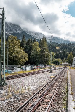 Zugspitze, Almanya - 5 Ağustos 2020: Buzul çarklı tren yolu sisli kar dağının eteğinde