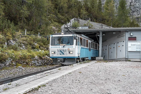 Zugspitze, Německo - 5. srpna 2020: Z nádraží Riffelriss přijíždí ozubený kolečko — Stock fotografie