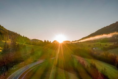 Almanya 'da Gailenberg Yolu' nda güneş doğarken çekilen hava aracı.