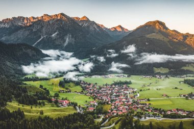 Zugspitze ve Avusturya sınırının yakınlarındaki Alman Köyü Kötü Oberdorf 'un hava manzarası