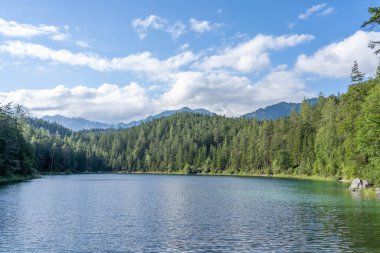 Eibsee Gölü yaz Almanya 'sında Zugspitze' nin altında