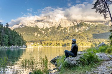 Grainau, Almanya - 5 Ağustos 2020: Eibsee Gölü 'nün kıyısında yoğun sise bakan adam