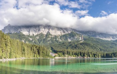 Zugspitze Dağı Almanya 'da Eibsee Gölü' nün kıyısında yaz öğleden sonra