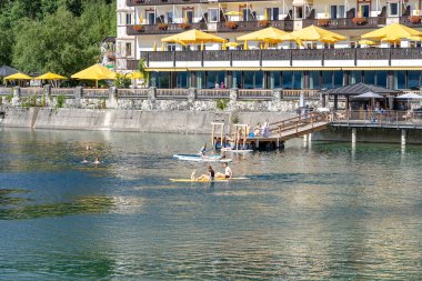 Grainau, Almanya - 5 Ağustos 2020: Eibsee Gölü 'nde turistler dinleniyor