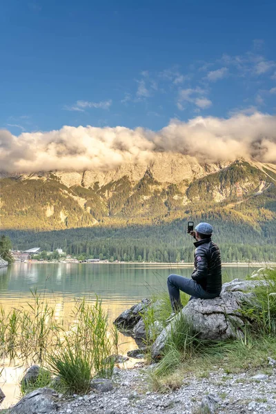 Grainau, Německo - 5. srpna 2020: Turistická fotografie těžkého oparu Zugspitze západ slunce u jezera Eibsee — Stock fotografie