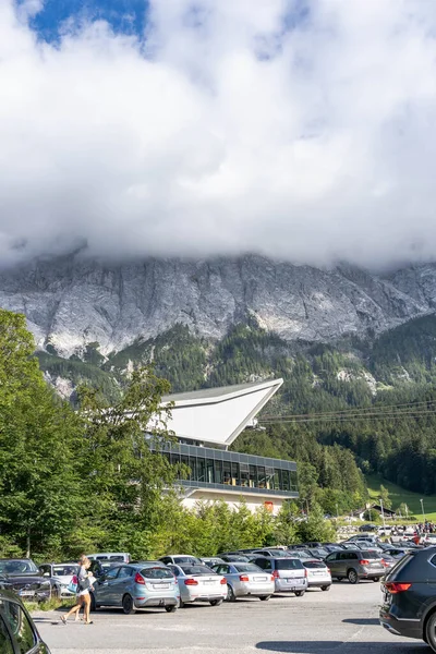 Grainau, Niemcy - 5 sierpnia 2020: Latem na górze Zugspitze panuje gęsta mgła — Zdjęcie stockowe