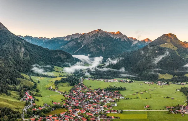 Vue aérienne du village allemand Bad Oberdorf au lever du soleil près de Zugspitze et de la frontière autrichienne — Photo
