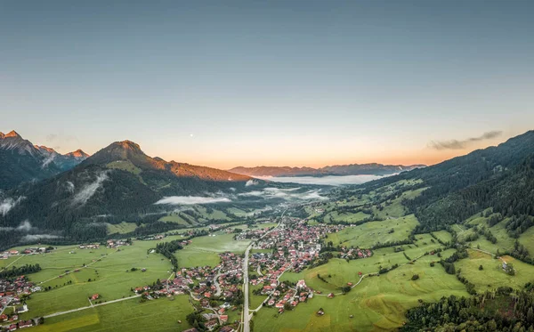 Flygfoto över tyska byn Bad Oberdorf vid soluppgången nära Zugspitze och gränsen till Australien — Stockfoto