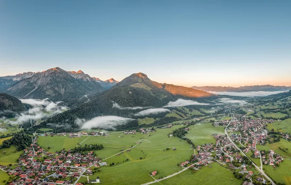 Flygfoto över tyska byn Bad Oberdorf vid soluppgången nära Zugspitze och gränsen till Australien — Stockfoto