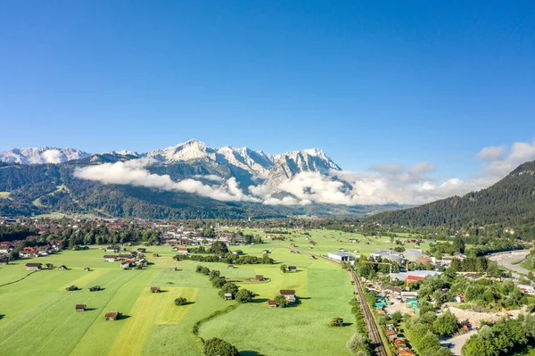 Flygdrönare skott av byn Garmisch Partenkirchen med utsikt över Zugspitze i dimma — Stockfoto