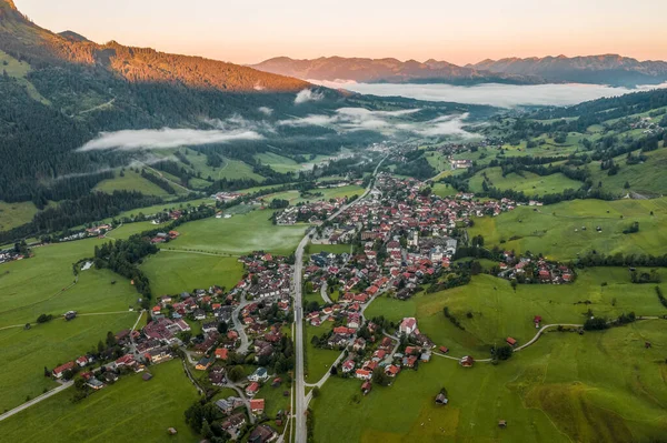 Vue aérienne du village allemand Bad Oberdorf au lever du soleil près de Zugspitze et de la frontière autrichienne — Photo