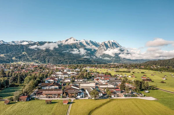 Drohnenaufnahme von Garmisch-Partenkirchen mit Blick auf Zugspitze im Nebel — Stockfoto