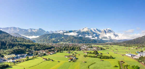 Flygfoto utsikt över Garmisch Partenkirchen Village med utsikt över Zugspitze i dimma — Stockfoto