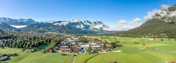 Garmisch Partenkirchen村空中全景和雾气中的Zugspitze全景 — 图库照片