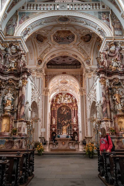 Kempten, Duitsland - 3 aug 2020: Altaar van St. Lawrence Basiliek met gemaskerde toerist — Stockfoto