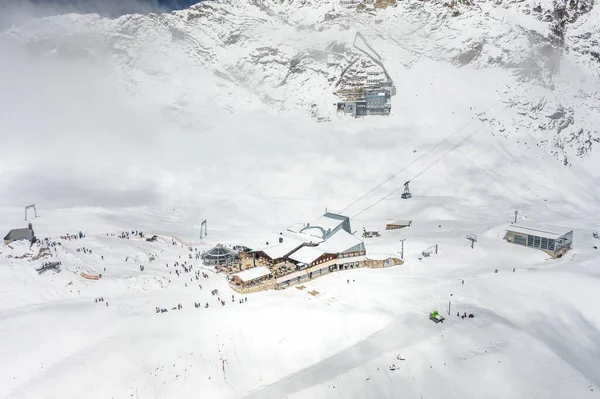 Droe aérea tiro de Sonnalpin estação restaurante em neve pesada abaixo Zugspitze Top da Alemanha — Fotografia de Stock
